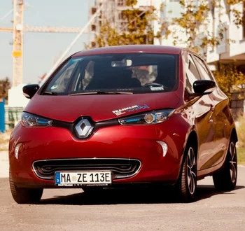 Roter Renault ZOE in Frontalaufnahme auf Baustelle in Franklin