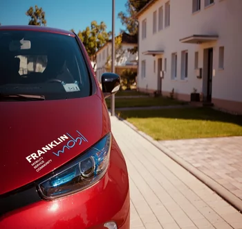 Renault ZOE von vorne im Profil zur Hälfte fotografiert, FRANKLIN mobil Logo auf der Motorhaube