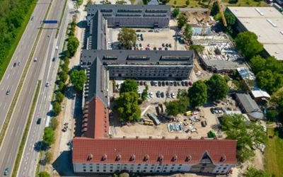 Ein E-färmiger Gebäudekomplex im Baustadium von oben