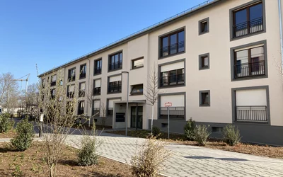 Hausfassade mit Grünstreifen