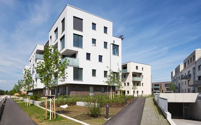 Visionsbild von weißem neuen Mehrparteien Haus